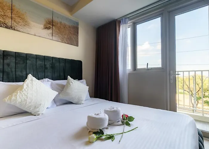 Modern 1br In Bgc Mckinley With 1gbps Wifi Pool Gym