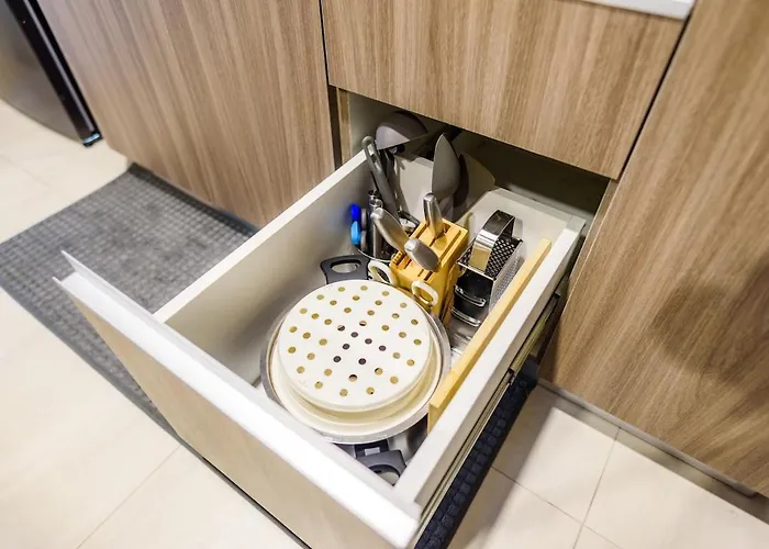 Modern 1br In Bgc Mckinley With 1gbps Wifi Pool Gym